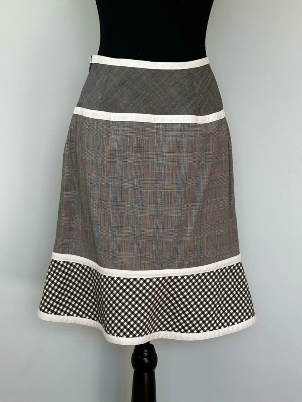 Chic Vintage Moschino Gray Plaid Skirt with White Trim and Gingham Accents - Picture 4 of 6